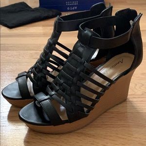 AE Caged Black Wedge